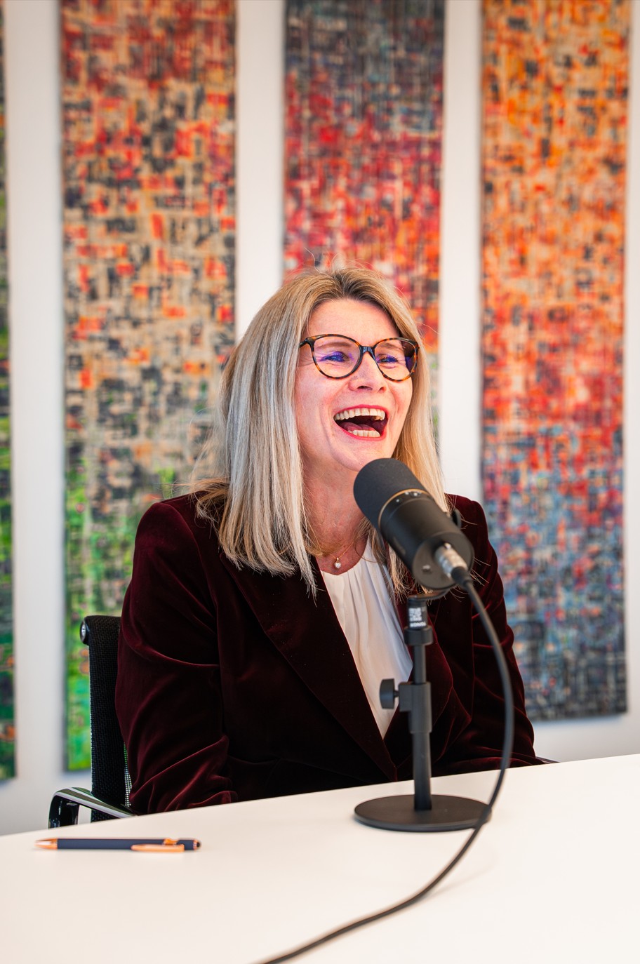 Partnerin bei einer Podcast-Aufnahme